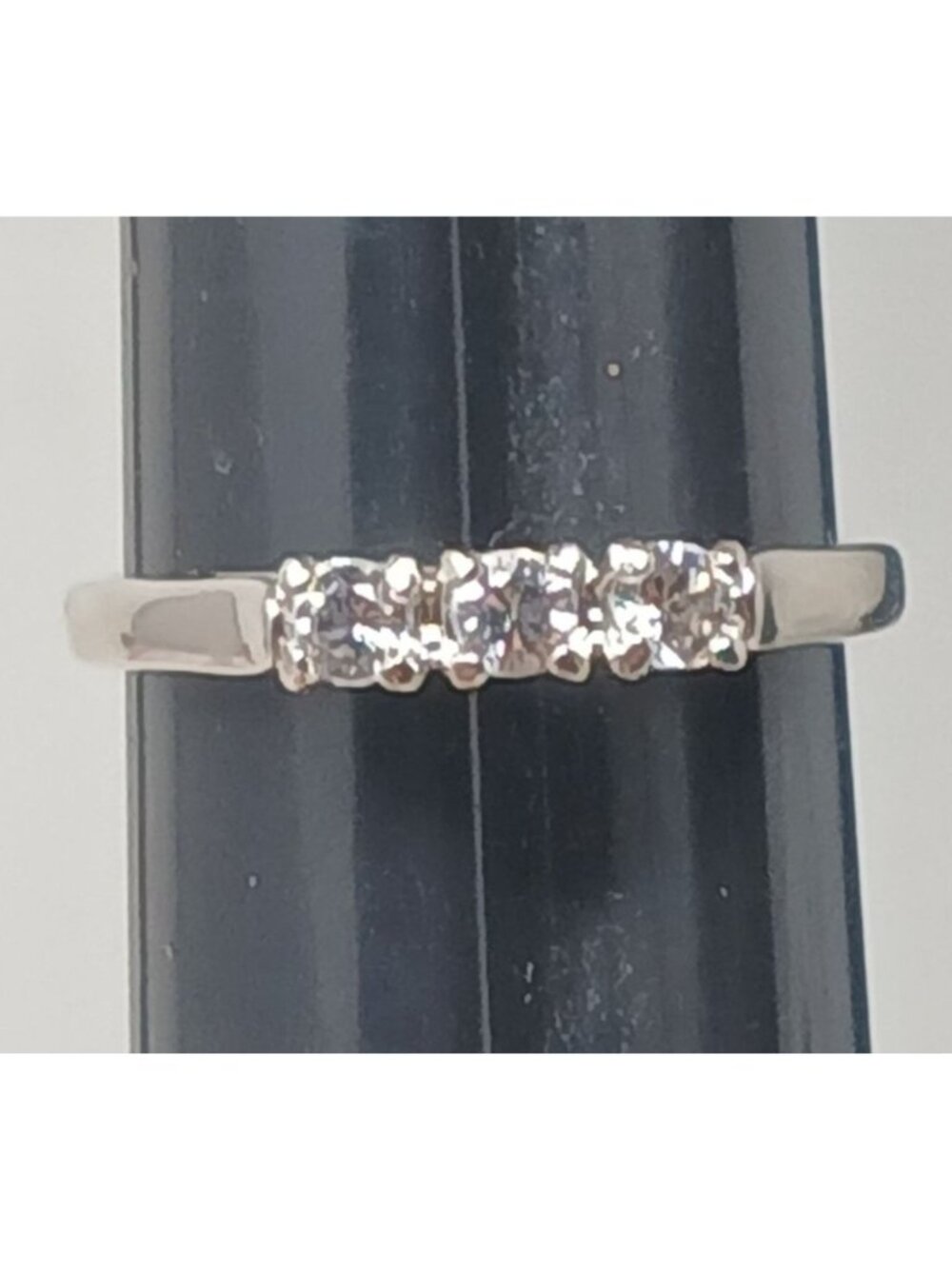 1983 Avon Sterling Silver Brilliantelle Ring Size 8 Three Sparkling Stones RB1-8